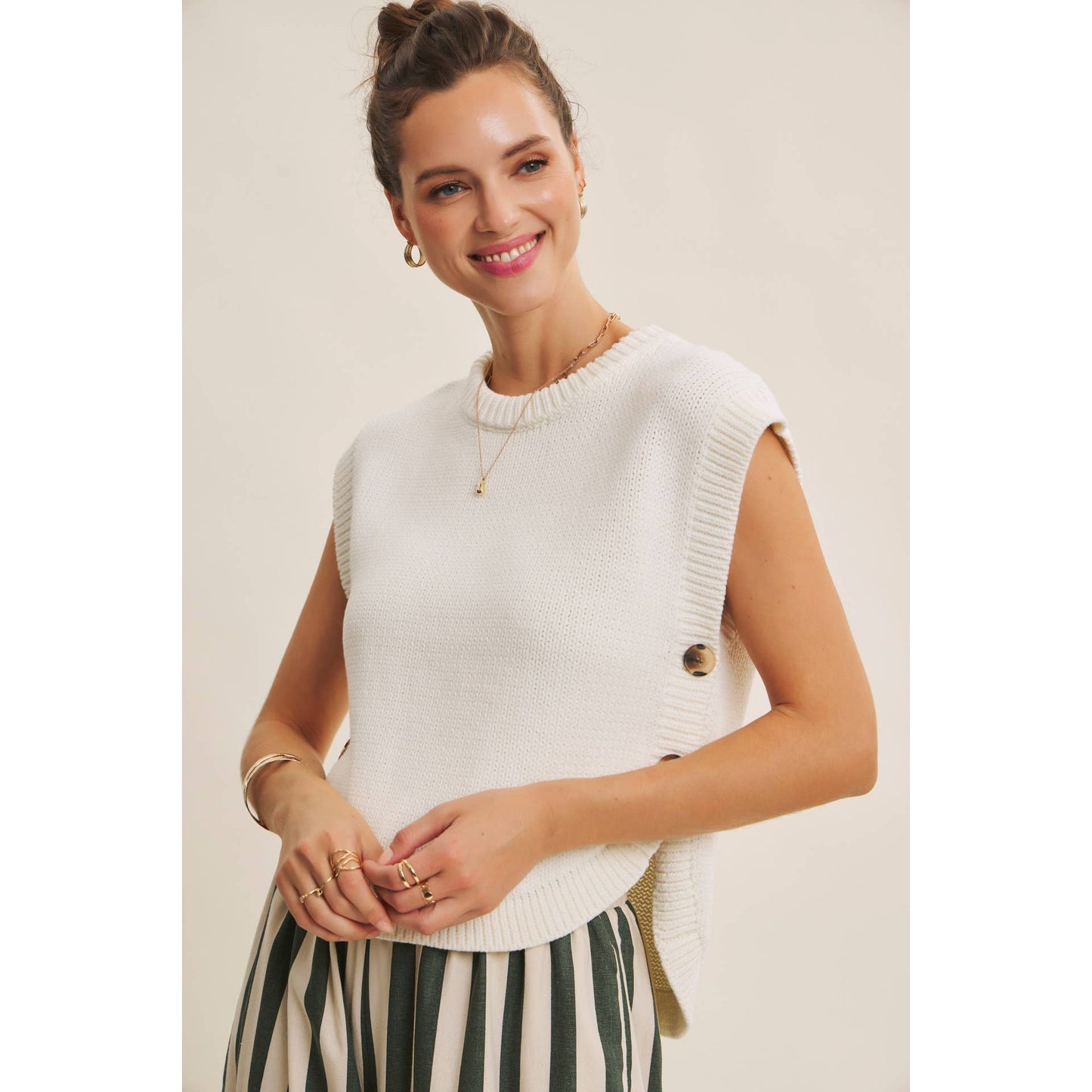 ALL-YEAR ROUND ESSENTIAL SIDE BUTTON SWEATER VEST TOP